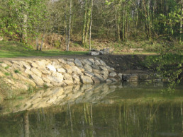 enrochement d'un étang en charente